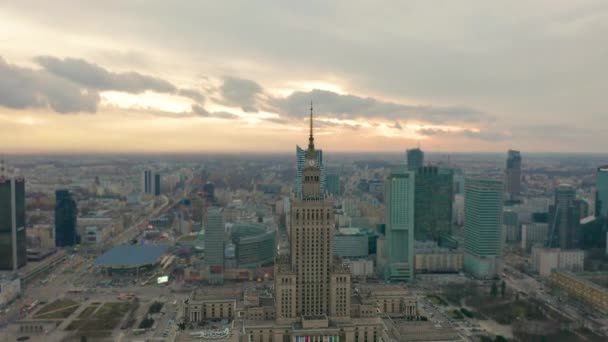Torre del Palacio de Cultura y Ciencia y panorama de Varsovia, Polonia. Vista aérea
 - Metraje, vídeo