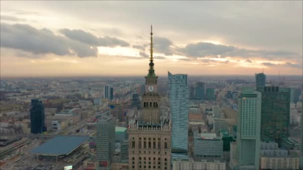 Pałac Kultury i nauki wieży i panorama Warszawy, Polska. Widok z lotu ptaka - Materiał filmowy, wideo