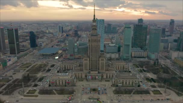 Πολυσύχναστο κέντρο της Βαρσοβίας με το Παλάτι Πολιτισμού και Επιστημών και άλλους νέους ουρανοξύστες στην προβολή. Ένα από το υψηλότερο κτίριο της Ευρώπης. Εναέρια άποψη - Πλάνα, βίντεο