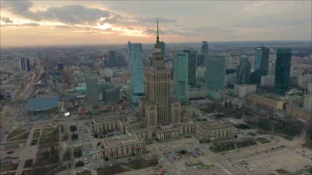 Ocupado centro de Varsovia con el Palacio de la Cultura y la Ciencia y otros nuevos rascacielos en la vista. Uno de los edificios más altos de Europa. Vista aérea
 - Metraje, vídeo