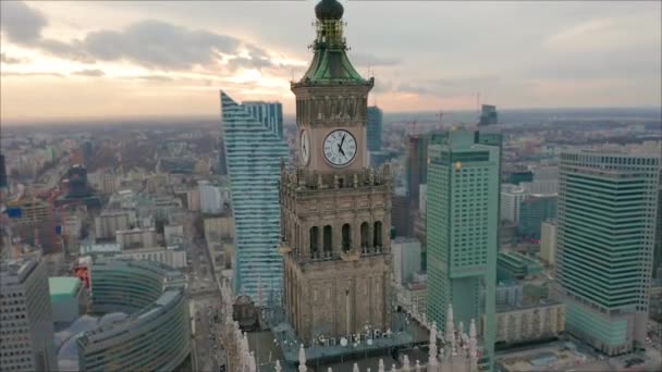 Zajęty centrum Warszawy z pałacu kultury i nauki oraz innych nowych drapaczy chmur w widoku. Jednym z najwyższym budynku Europy. Widok z lotu ptaka - Materiał filmowy, wideo