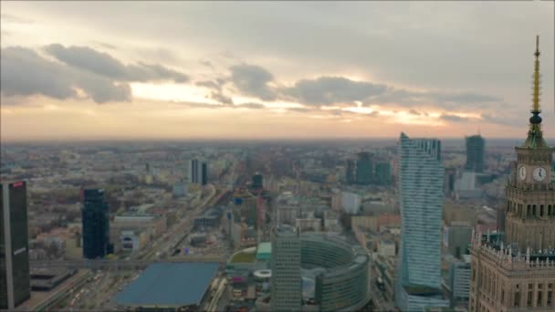 Palácio da Cultura e Ciência torre e panorama de Varsóvia, Polônia. Vista aérea
 - Filmagem, Vídeo