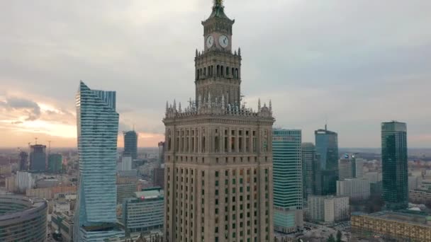 Ocupado centro de Varsovia con el Palacio de la Cultura y la Ciencia y otros nuevos rascacielos en la vista. Uno de los edificios más altos de Europa. Vista aérea
 - Metraje, vídeo