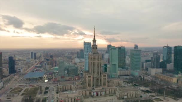 Belebte Warschauer Innenstadt mit Kultur- und Wissenschaftspalast und anderen neuen Wolkenkratzern im Blick. eines der höchsten Gebäude Europas. Luftbild - Filmmaterial, Video