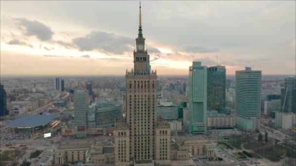 Rušné centrum města Varšava Palác kultury a vědy a další nové mrakodrapy v pohledu. Jeden z nejvyšší budovy Evropy. Letecký pohled - Záběry, video