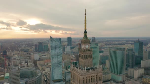 Palácio da Cultura e Ciência torre e panorama de Varsóvia, Polônia. Vista aérea
 - Filmagem, Vídeo