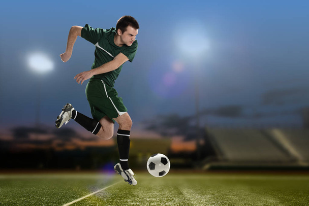 jalkapalloilija potkaisee palloa - Valokuva, kuva