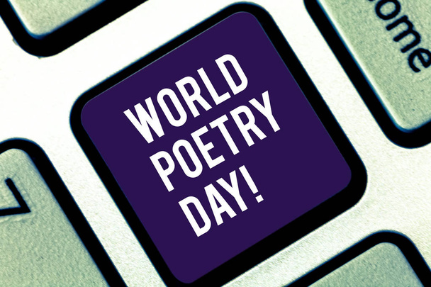 Käsiala tekstiä kirjallisesti World Poetry Day. Käsitteen merkitys Maailmanlaajuinen kirjallisuus juhla lukeminen kirjoja aika Näppäimistö avain Aikomus luoda tietokoneen viestin painamalla näppäimistö idea
. - Valokuva, kuva