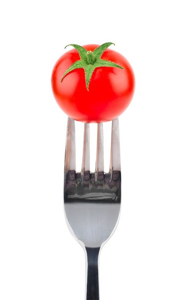 Tomate cerise rouge à la fourchette, macro
 - Photo, image