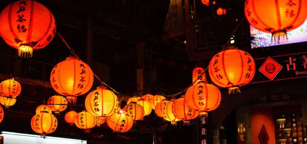 Lanternas de vela em Juifen Taiwan
  - Foto, Imagem