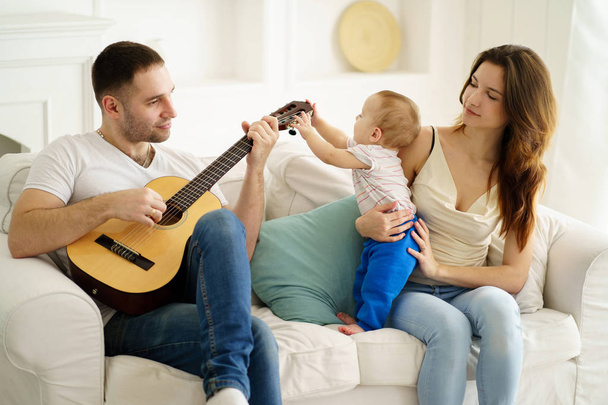 Family in living room, leisure activities - Foto, Bild