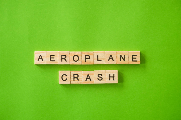 単語飛行機クラッシュショットは、緑の孤立した背景の上に横たわっていました - 写真・画像