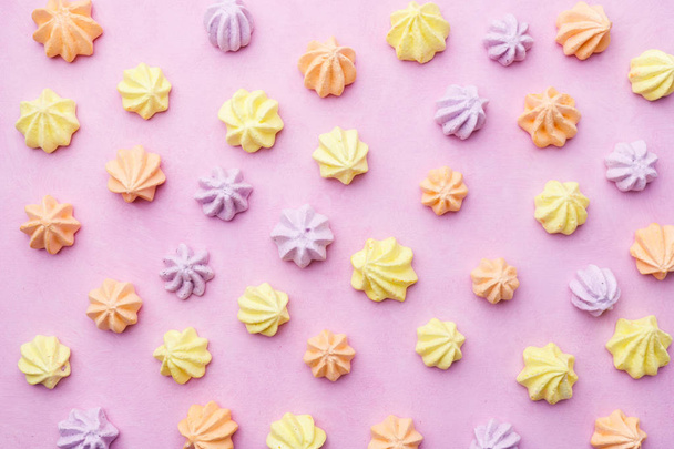 meringues on pastel pink background, food template - 写真・画像