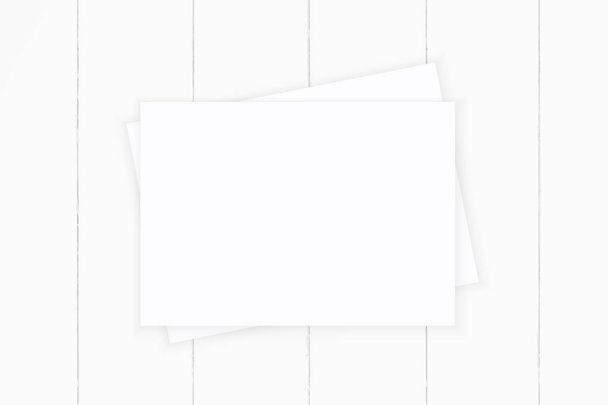 flache Lageansicht elegantes weißes Kompositionspapier auf Holzrücken - Foto, Bild