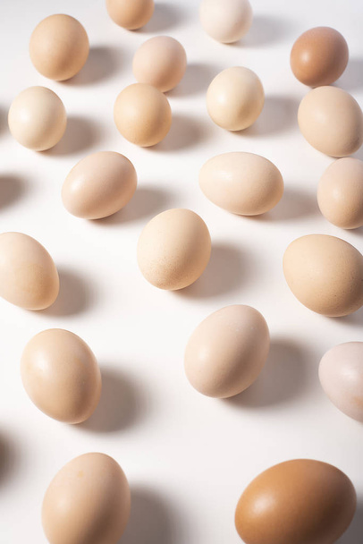 Ovos castanhos em fundo branco
. - Foto, Imagem