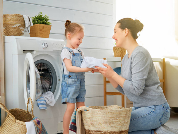 family doing laundry - Foto, afbeelding