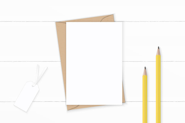 Plochá laický pohled shora elegantní bílé složení dopis kraft papír e - Fotografie, Obrázek