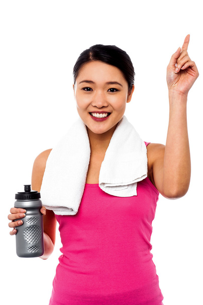 Smiling fitness woman holding sipper bottle - 写真・画像