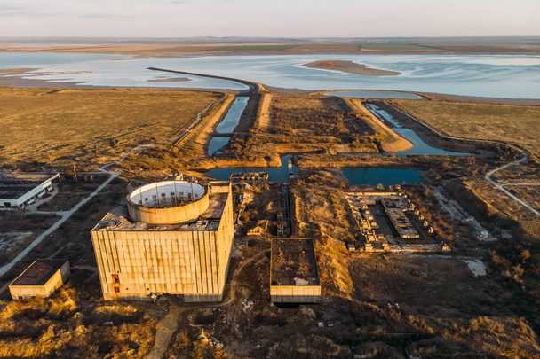 Hava en iyi görünümünü terk edilmiş ve nükleer santral Shelkino, Crimea mahvetti. Büyük SSCB endüstriyel inşaat ile yuvarlak kulenin Atom Reaktörü - Fotoğraf, Görsel
