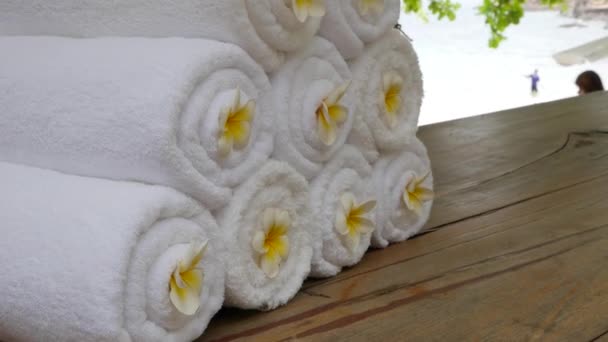 Set witte handdoeken en Frangipani bloemen. Zen-tuin voor ontspanning evenwicht en harmonie spiritualiteit of wellness. - Video