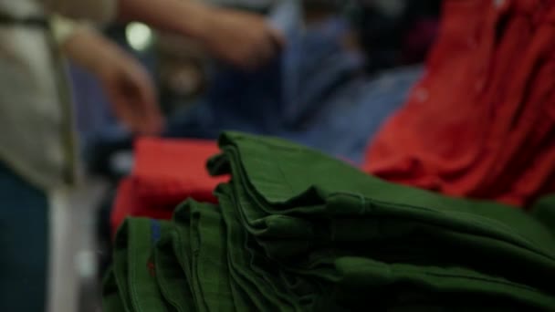 Рука молодої жінки вибирає джинси в магазині
 - Кадри, відео