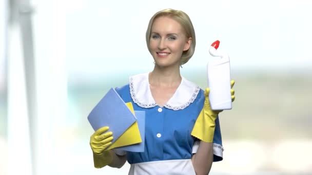 Haushälterin in Uniform hält Putzmittel in der Hand. - Filmmaterial, Video