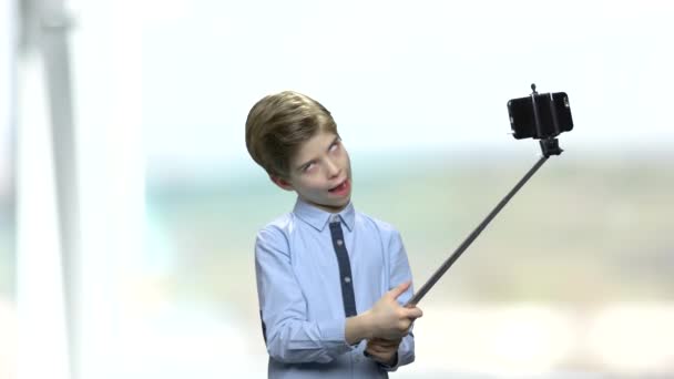モノポッドを使用している間に面白い男の子のグリシング. - 映像、動画