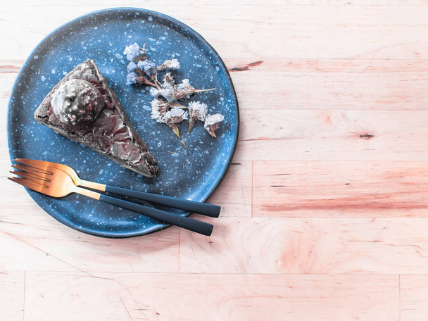 chocolate cake with little flower decorate dish on wooden table dessert idea - Fotoğraf, Görsel