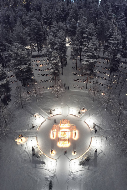 Φινλανδική νεκροταφείο τη νύχτα Χριστουγέννων. - Φωτογραφία, εικόνα