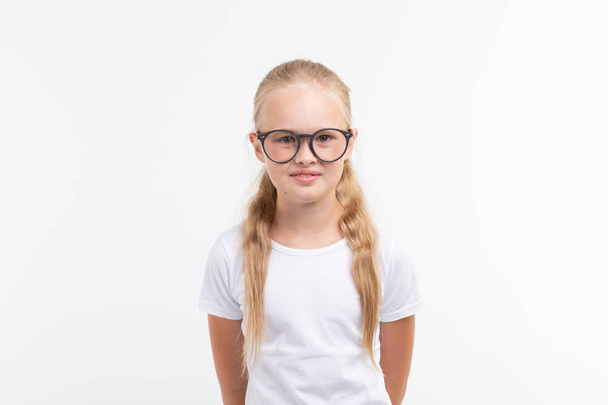 Hermosa niña con gafas aisladas en blanco
 - Foto, Imagen
