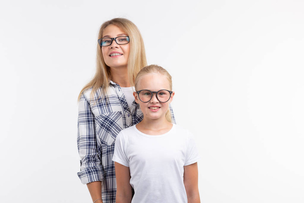 Anya és lánya, szemüvegek, fehér háttér-portré - Fotó, kép