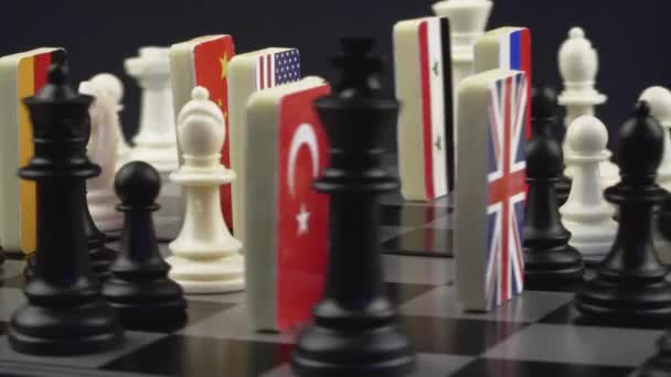 Symbole flag świata na szachownicy. Koncepcja polityczna gra. - Materiał filmowy, wideo