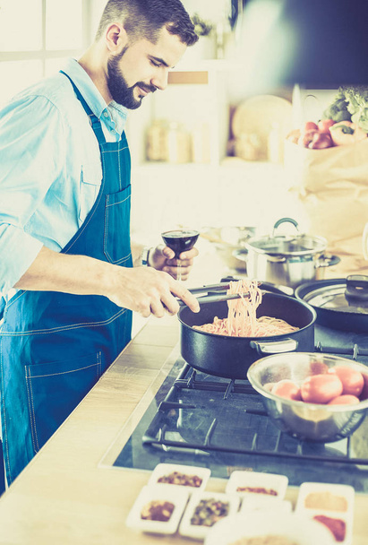 Man preparing delicious and healthy food in the home kitchen - Foto, immagini