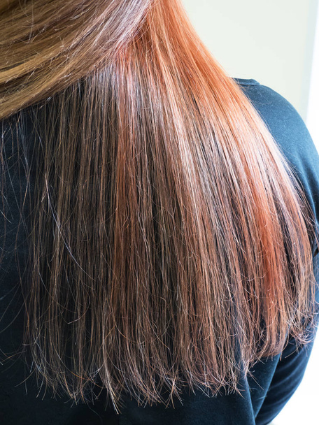 Kleur voor de kleurovergang op het haar. Multi-gekleurde haren. - Foto, afbeelding