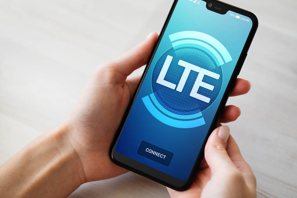 LTE, 5g, mobiele technologie en telecommunicatie concept op smartphone scherm. - Foto, afbeelding