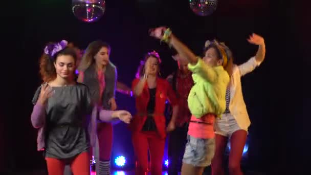 Joukko faneja tanssimassa hyppäämässä studiossa. Savutausta
 - Materiaali, video