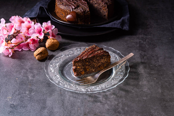 juicy poppy seed cake with apples and chocolate glaz - Foto, immagini