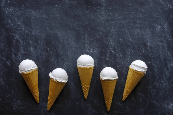 Határ fagylalt kúpok vanília fagylalttal - Fotó, kép