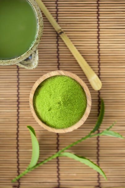 Zestaw matcha proszku miska drewnianą łyżką i śmigać zielona herbata liść organiczny zielonej herbaty Matcha ceremonii. - Zdjęcie, obraz