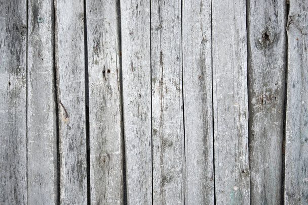 Holzwand aus unbemalten groben vertikalen Brettern - Foto, Bild