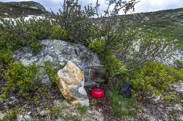 Приготування їжі газовим пальником у горах. Пішохідний фон
 - Фото, зображення
