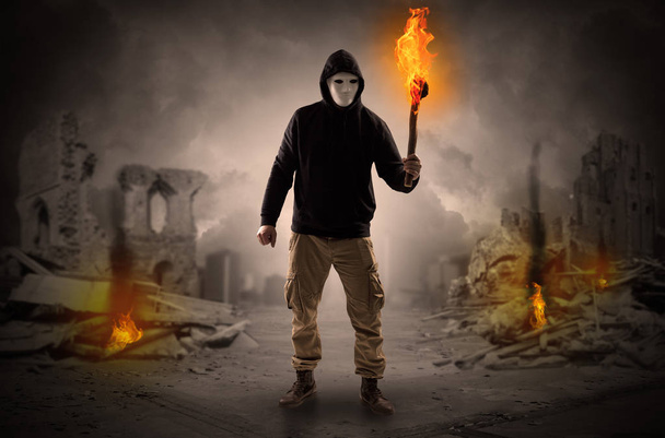 Człowiek, pochodzących ze spalania flambeau koncepcji scena katastrofy - Zdjęcie, obraz