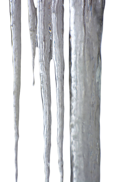 Foto von transparenten Eiszapfen auf verschwommenem Hintergrund - Foto, Bild