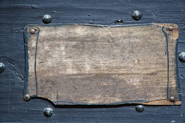 Средневековая дверь с табличкой в виде шаблона или макета
. - Фото, изображение