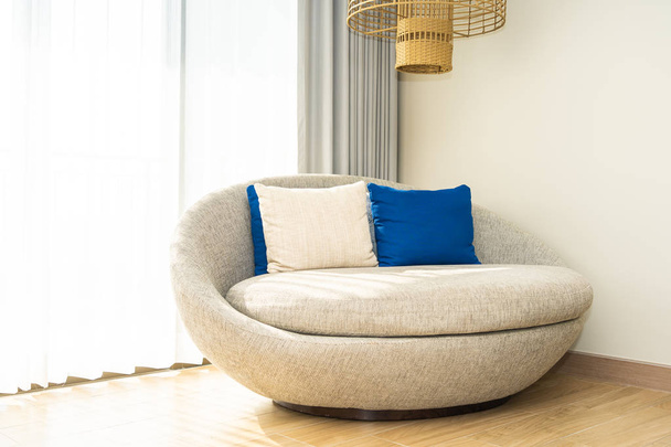 Cómoda almohada en la silla del sofá
 - Foto, Imagen