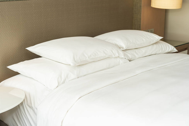Mooie comfortabele hoofdkussen en dekens op bed decoratie - Foto, afbeelding