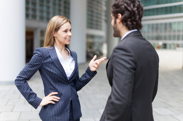 Businessman talking to a woman - Zdjęcie, obraz