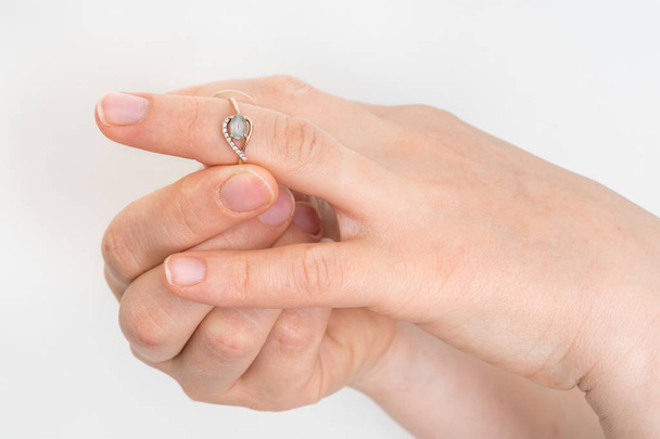 女性の結婚指輪離陸 - 写真・画像