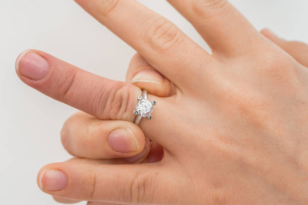 Žena nemůže vzlétnout zablokované snubní prsten - Fotografie, Obrázek