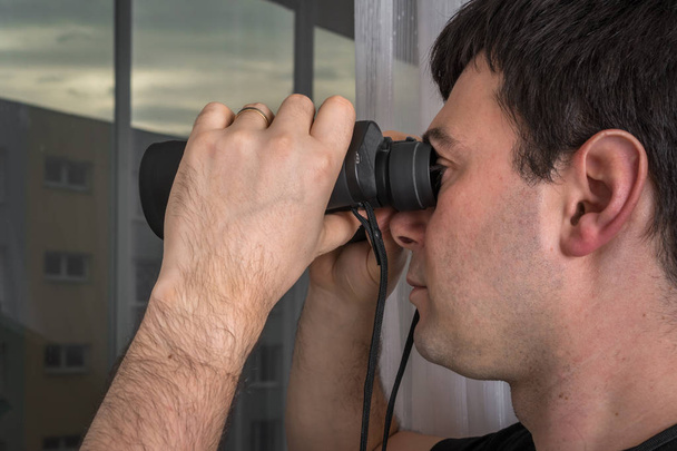 Člověk je špionáž své sousedy s dalekohledem - Fotografie, Obrázek